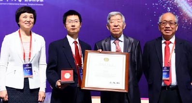 Zhiwei Yun Receiving the ICCM Gold Medal of Mathematics